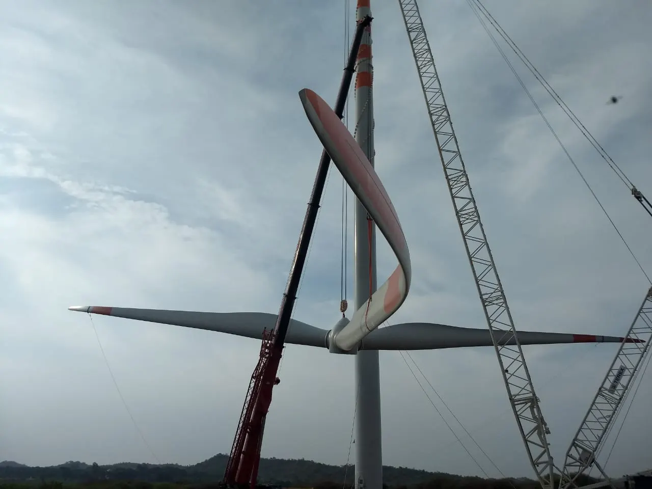 Rotor blade erection with crane