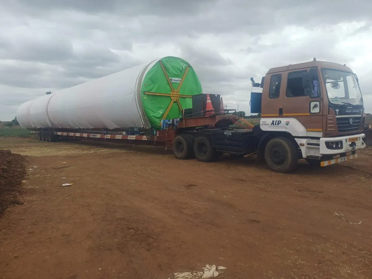 Wind turbine blade transport on low bed trailer